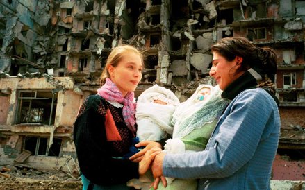 Fot. Krzysztof Miller. Czeczenia, Grozny - centrum miasta, 1995 rok. Młode matki na zniczczonej prze