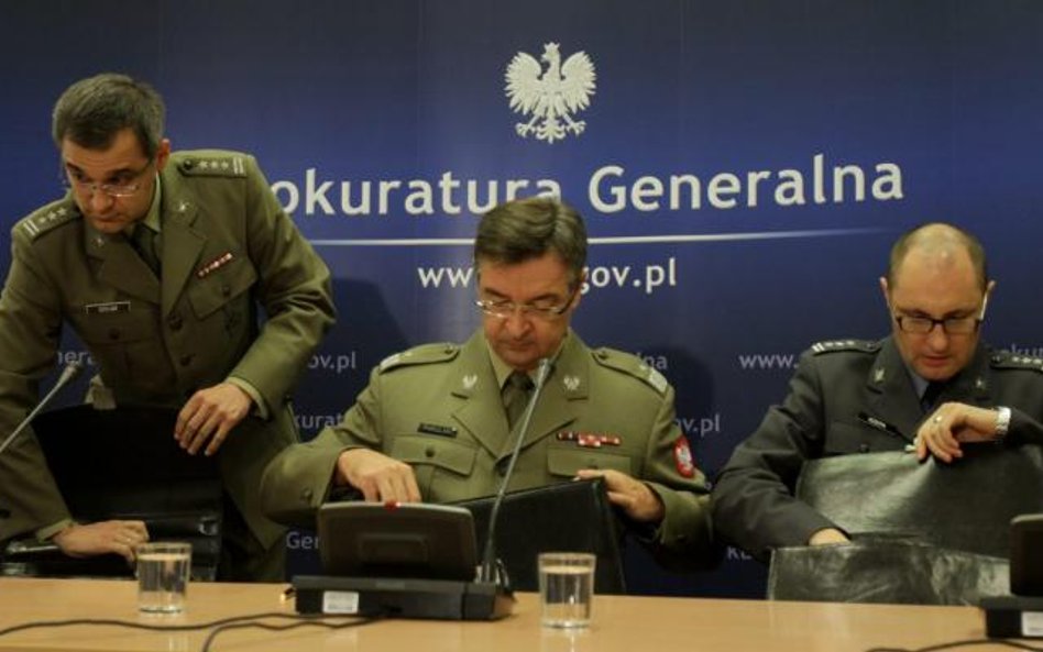 Nowe informacje o śledztwie przekazali w piątek (od lewej) płk Ireneusz Szeląg, szef Wojskowej Proku