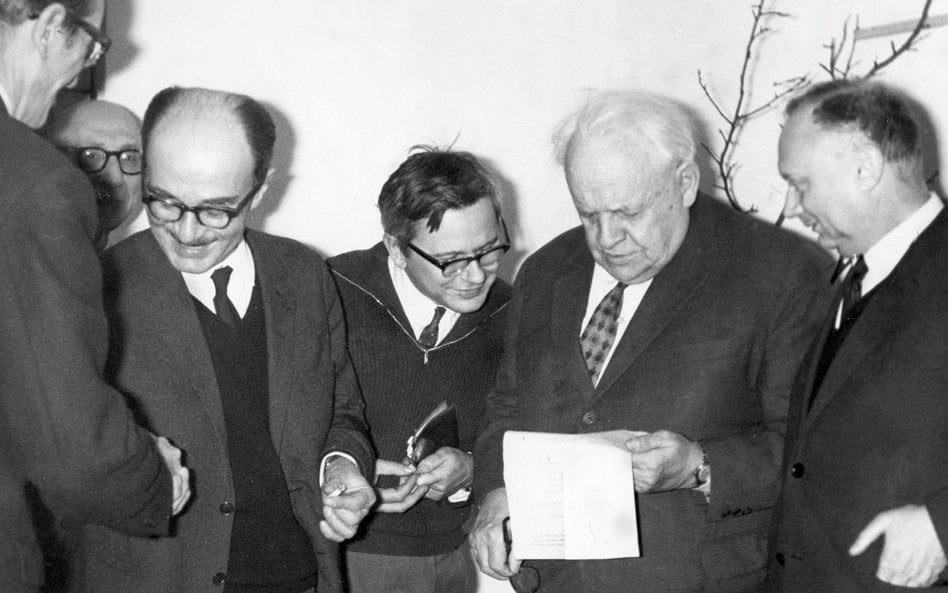 Zebranie Związku Literatów Polskich w 1966 r., a na nim pisarze, którzy dwa lata wcześniej stali za 