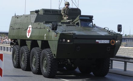 Wóz ewakuacji medycznej na bazie KTO Rosomak na defiladzie z okazji Święta Wojska Polskiego 15 sierp