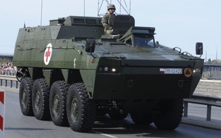 Wóz ewakuacji medycznej na bazie KTO Rosomak na defiladzie z okazji Święta Wojska Polskiego 15 sierp