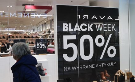 Reklamy informujące o promocjach z okazji Black Friday, w jednym z centrów handlowych w Łodzi