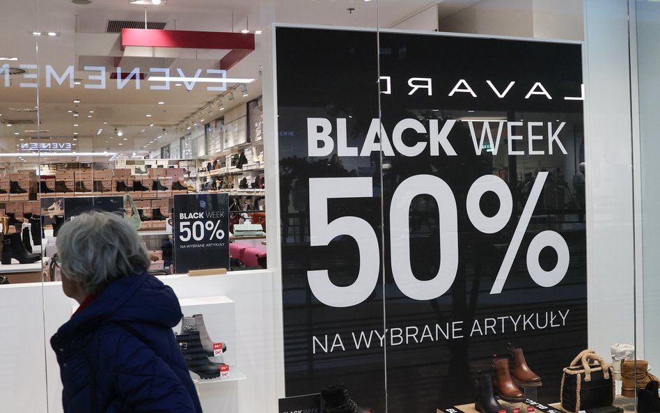 Reklamy informujące o promocjach z okazji Black Friday, w jednym z centrów handlowych w Łodzi