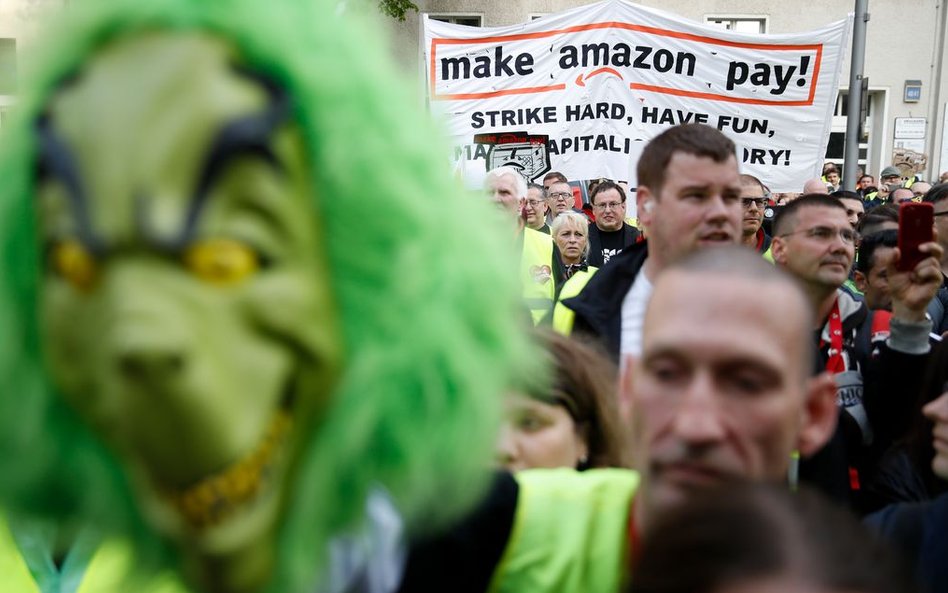 Niemieccy związkowcy i pracownicy Amazon "witają" Jeffa Bezosa w Niemczech