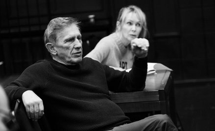 Jan Englert na próbie „Mizantropa”. Na drugim planie Beata Ścibakówna (Arsinoe). Premiera 10 grudnia