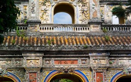 Brama Hi?n Nhân w Hu?. Była stolica kraju mocno ucierpiała w czasie walk w 1968 r.