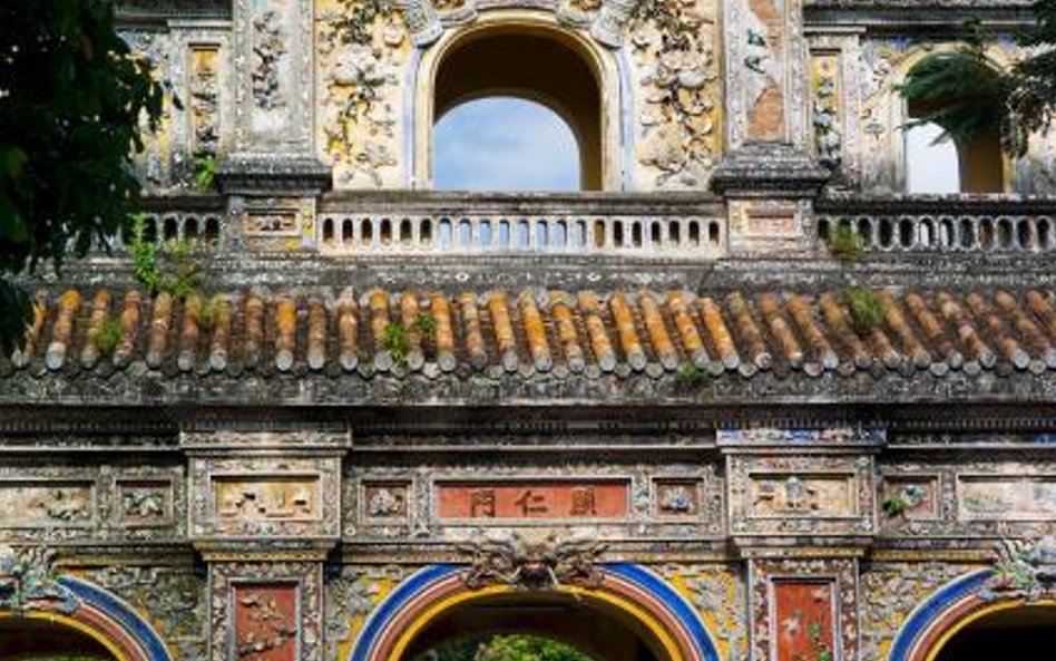 Brama Hi?n Nhân w Hu?. Była stolica kraju mocno ucierpiała w czasie walk w 1968 r.