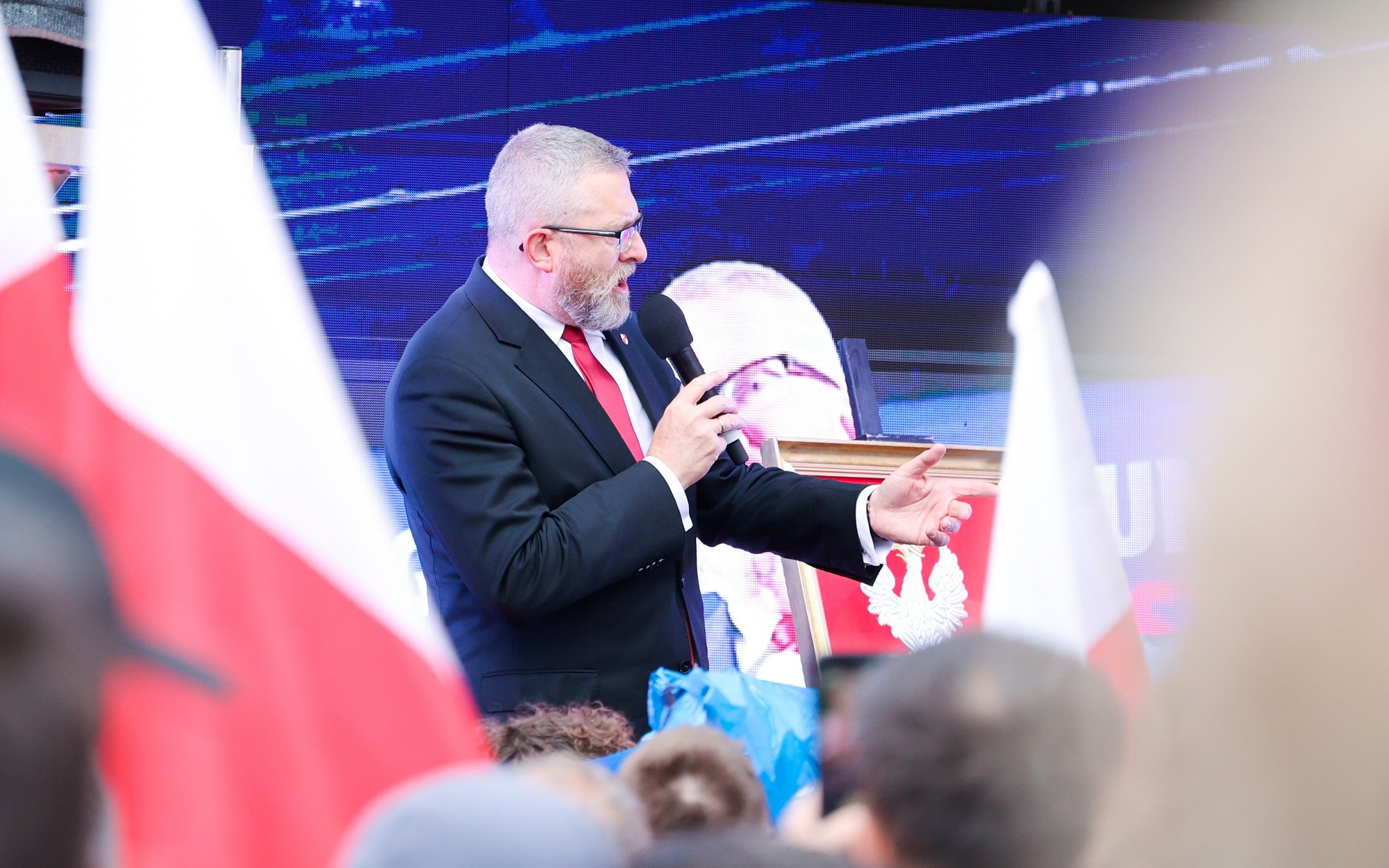 Jeszcze w maju nowe zarzuty dla Brauna? Chodzi o gaśnicę i pandemię COVID-19