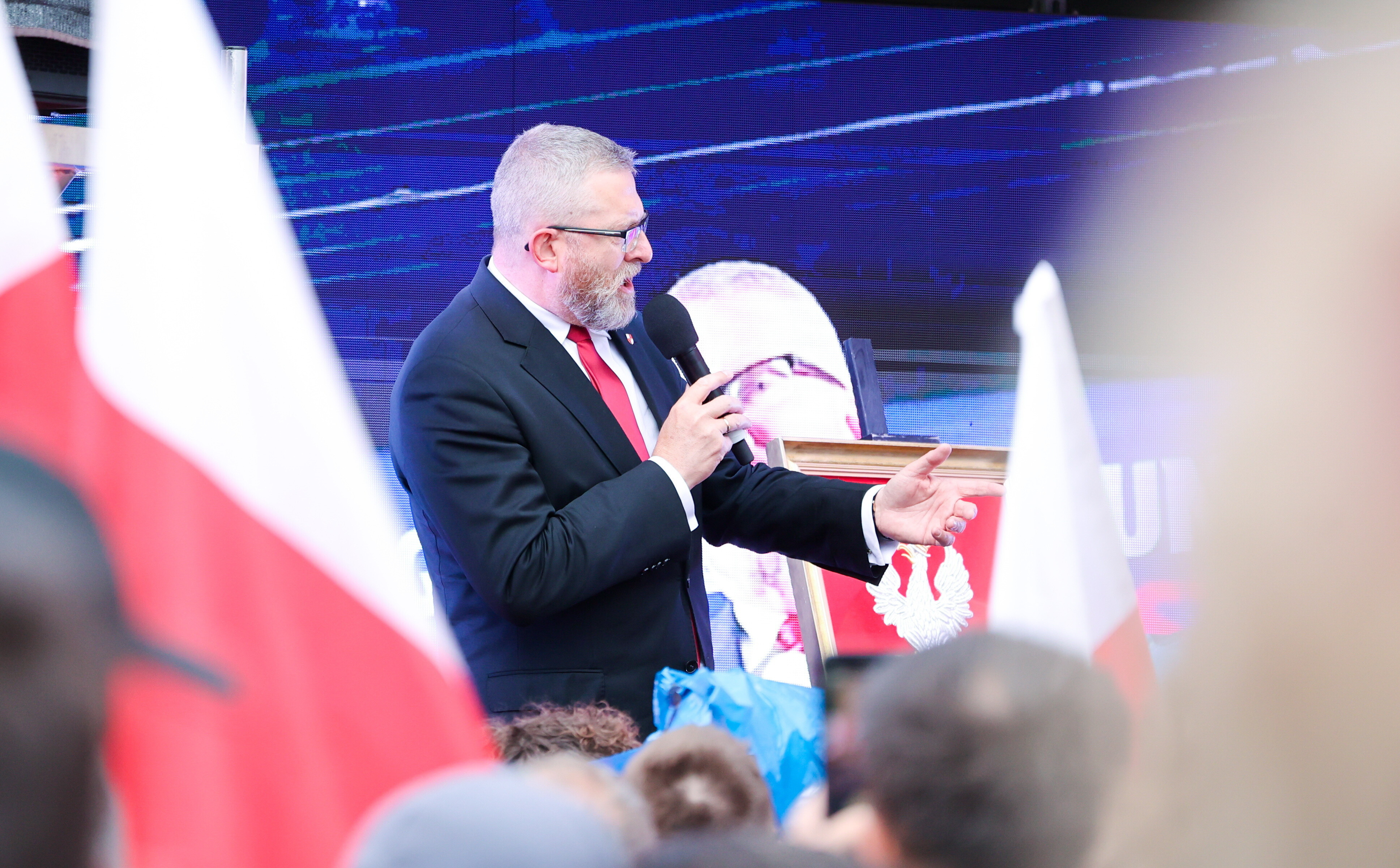 Kolejne zarzuty dla Grzegorza Brauna już w maju? W tle gaśnica i pandemia COVID-19