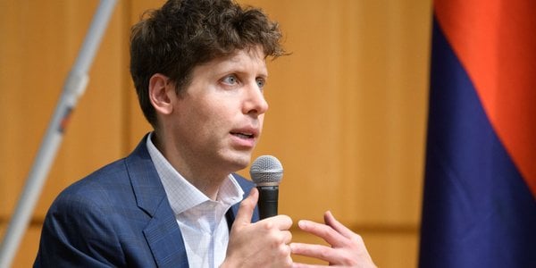 Lawina pozwów przeciwko OpenAI i atak konkurencji. Czy ChatGPT utraci pozycję lidera?