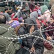 Imigranci, którym nie udało się sforsować zapór ochronnych w pobliżu przejścia granicznego w Pazarku