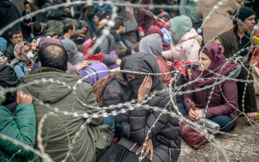 Imigranci, którym nie udało się sforsować zapór ochronnych w pobliżu przejścia granicznego w Pazarku