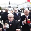 Joachim Brudziński (z prawej) wraz z innymi parlamentarzystami PiS odbiera znicze od ludzi, którzy n