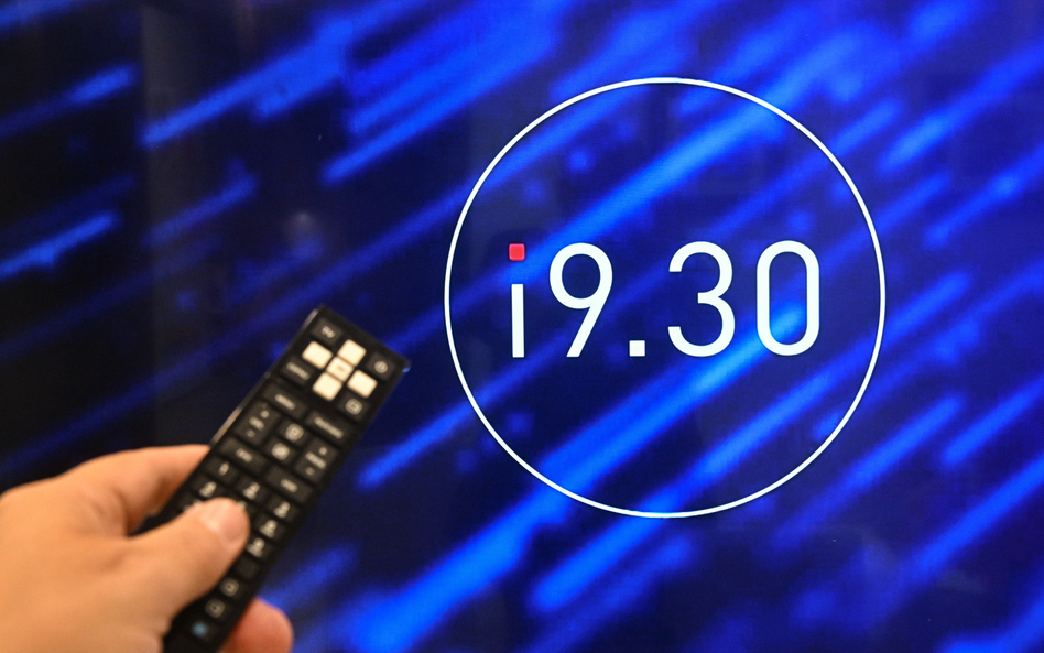 Pierwsze wydanie programu informacyjnego "19:30".