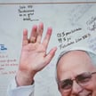 Ilu wiernych, tyle życzeń wobec nowego papieża. Na zdjęciu wiadomości dla Leona XIV wypisane na plak