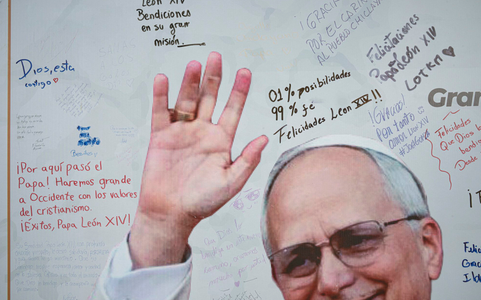 Ilu wiernych, tyle życzeń wobec nowego papieża. Na zdjęciu wiadomości dla Leona XIV wypisane na plak