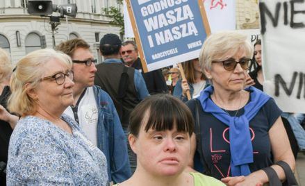 Niepełnosprawni o swoje prawa walczyli w czwartek na ulicach Warszawy