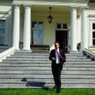 Minister Radosław Sikorski przed swoim dworem w Chobielinie