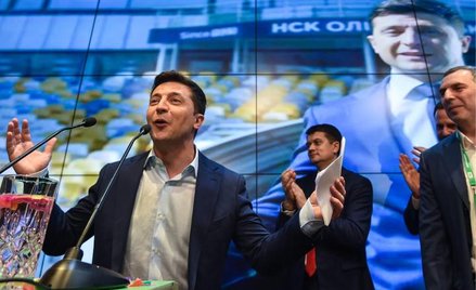 Radość w wieczór powyborczy: Wołodymyr Zełenski i jego główny doradca Dmytro Razumkow (na drugim pla