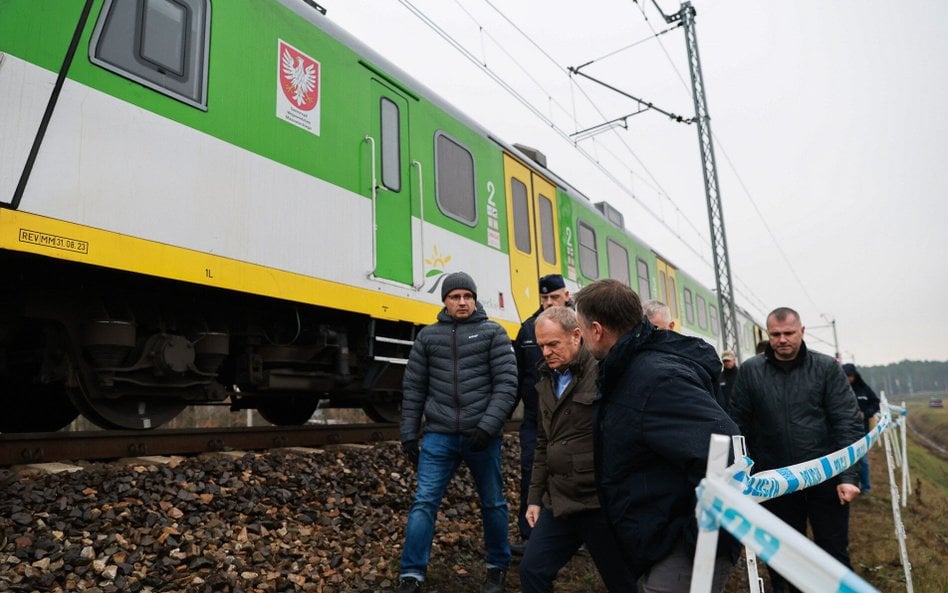 Donald Tusk w miejscu sabotażu na trasie Warszawa-Lublin