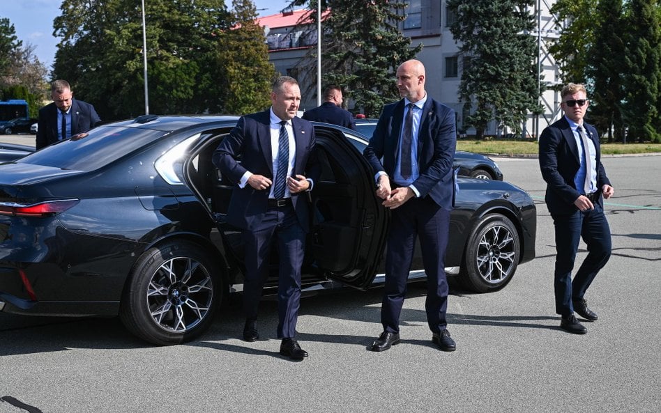 Prezydent Karol Nawrocki porusza się BMW serii 7 w wersji Protection, wartym ok. 2 mln zł
