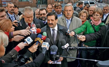 Szefowie największych central związkowych zorganizowali pod Sejmem pikietę w obronie uprawnień emery