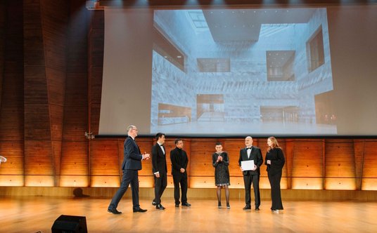 2024 rok: Reprezentanci WXCA i MHP odbierają wyróżnienie Prix Versailles w Paryżu.