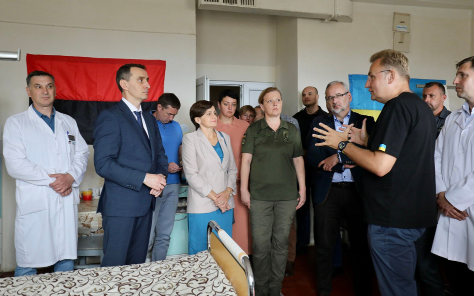 Flaga ukraińskich nacjonalistów podczas wizyty Niedzielskiego. Resort zdrowia komentuje