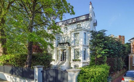 Dom Rihanny w Londynie na sprzedaż. Królewska cena