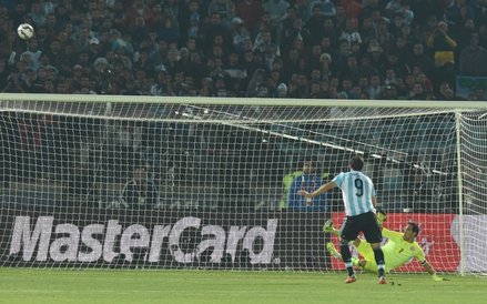 ...pomylili się jednak Higuain i Benega...