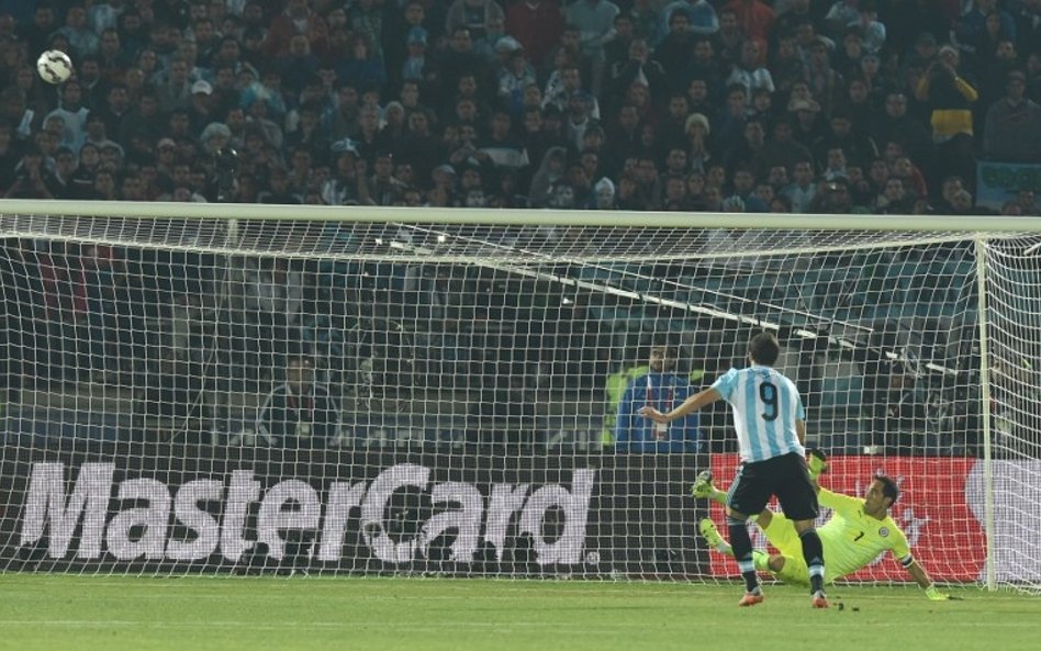 ...pomylili się jednak Higuain i Benega...