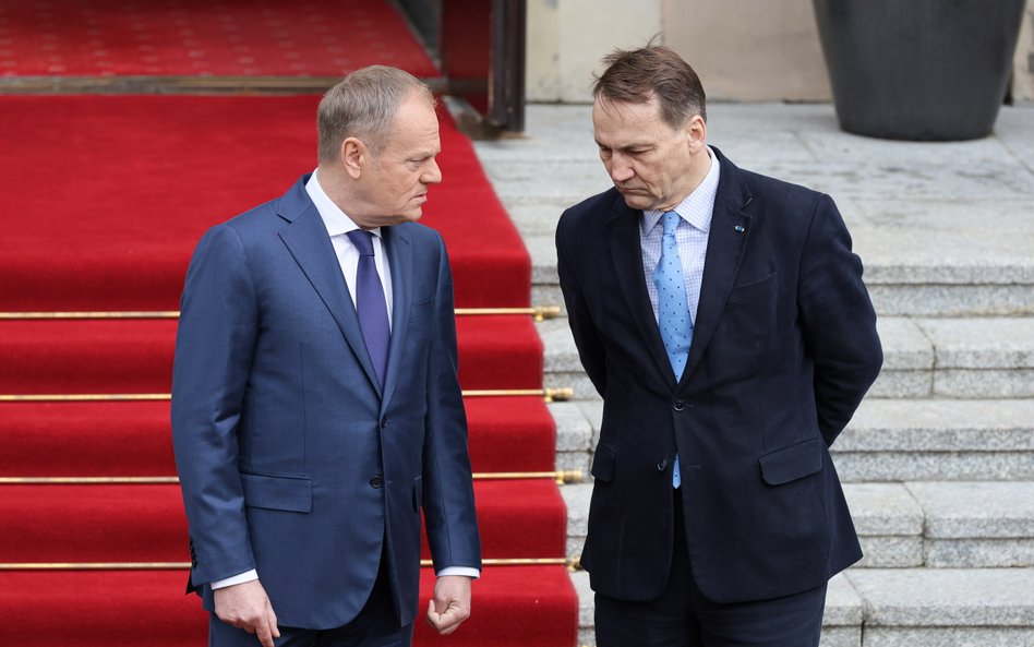 Premier Polski Donald Tusk i minister spraw zagranicznych RP Radosław Sikorski.