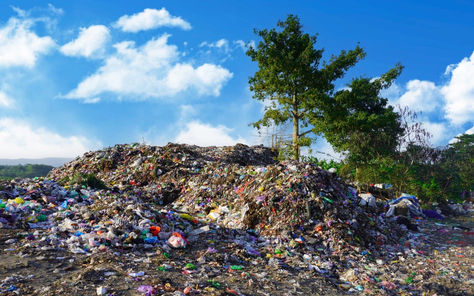 Nadmiar nienadających się do recyklingu materiałów i produktów oraz dziurawy system ich zbiorki to n