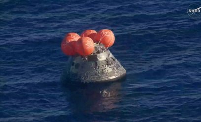 Kapsuła z członkami misji Artemis II po wylądowaniu w wodach Oceanu Spokojnego