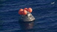 Kapsuła z członkami misji Artemis II po wylądowaniu w wodach Oceanu Spokojnego