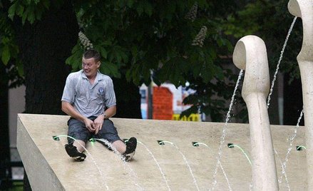 Pijany Anglik siedzący na fontannie w Krakowie