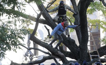Incydent przed budynkiem Zachęty podczas uroczystości na pl. Piłsudskiego w Warszawie w październiku
