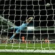 Bramkarz Newcastle, Nick Pope podczas meczu z Barceloną