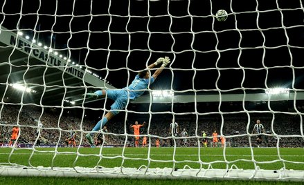 Bramkarz Newcastle, Nick Pope podczas meczu z Barceloną