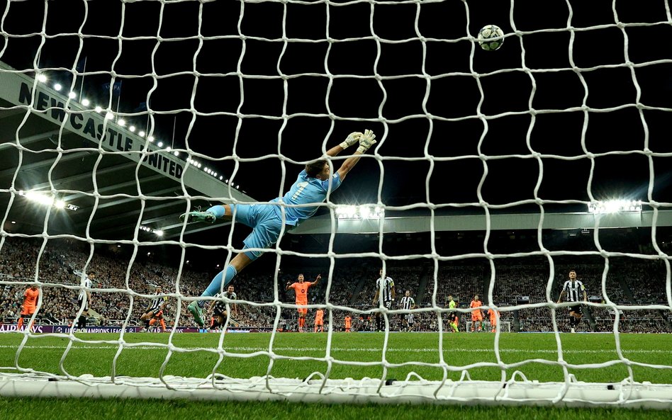 Bramkarz Newcastle, Nick Pope podczas meczu z Barceloną