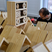 Hoteliki dla pszczół murarek powstające podczas warsztatów terapii zajęciowej