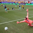 Manuel Neuer musiał dwukrotnie wyciągać piłkę z siatki