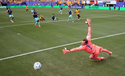 Bramkarz reprezentacji Niemiec Manuel Neuer musiał dwukrotnie wyciągać piłkę z siatki