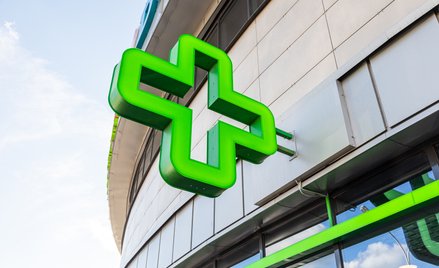 Choć zakaz reklamy aptek miał być złagodzony, podwyższono kary za jego złamanie