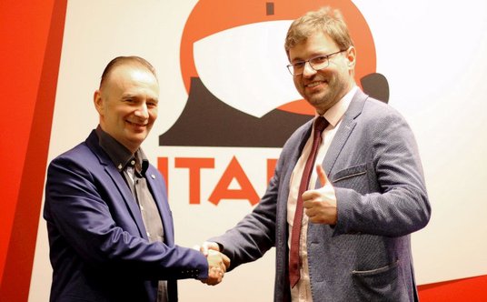 Dominik Miłowski (z prawej) przekazał kierowanie spółką nowemu dyrektorowi Leonidowi Mocanowowi