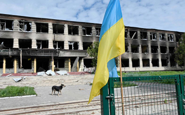 Spalona szkoła w okolicach Charkowa, gdzie Rosjanie też próbują atakować