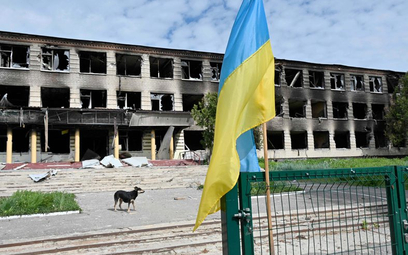 Spalona szkoła w okolicach Charkowa, gdzie Rosjanie też próbują atakować