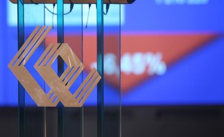 Cersanit poniżej sierpniowego minimum