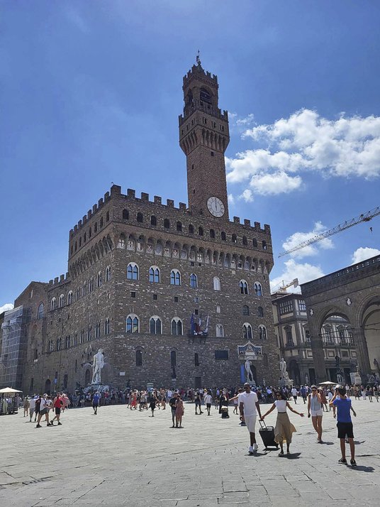Palazzo Vecchio przy Piazza della Signoria – dawna siedziba rady miejskiej. Idąc na prawo od Palazzo