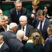 Jarosław Kaczyński w otoczeniu posłów PiS